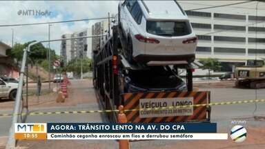 Caminhão-cegonha enrosca em fios e interdita AV. do CPA  - Caminhão-cegonha enrosca em fios e interdita AV. do CPA.