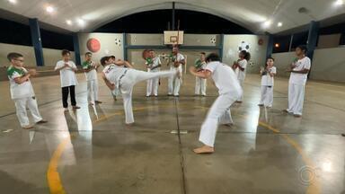 Instalador de calhas faz trabalho voluntário como professor de capoeira - Um instalador de calhas de Rio Preto (SP) realiza um trabalho voluntário como professor de capoeira. Conheça a história do Márcio Rogério.