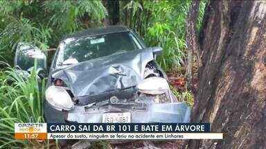 Carro sai da BR-101 em Linhares e bate em árvore - Assista a seguir.