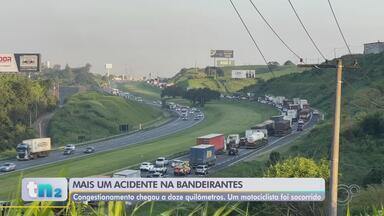 Motociclista é atingido por carro, cai em pista e é atropelado por motorhome em rodovia - Um motociclista ficou gravemente ferido após ser atingido por um carro, cair na pista e ser atropelado por um motorhome na tarde desta quarta-feira (18), na Rodovia dos Bandeirantes (SP-348), em Jundiaí (SP). O acidente provocou um congestionamento de mais de dez quilômetros no trecho.