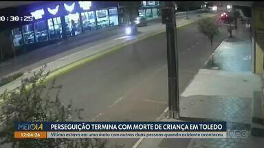 Perseguição termina com morte de menina de três anos após motocicleta bater em árvore - Câmera de segurança registrou momento da batida em Toledo. Adolescente de 16 anos que também estava na motocicleta teve ferimentos graves.