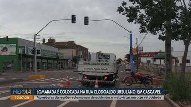 Lombada é colocada na rua Clodoaldo Ursulano, em Cascavel - Moradores da região reclamavam de acidentes e motoristas em alta velocidade