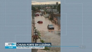 Pai e filhas ficam ilhados durante temporal em Luziânia - Enxurrada invadiu casa e assustou moradores.