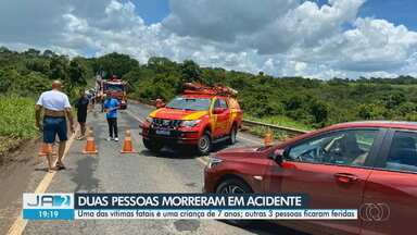 Duas pessoas morrem e três ficam feridas em acidente entre Caldas Novas e Marzagão - Carro das vítimas caiu em ribanceira.