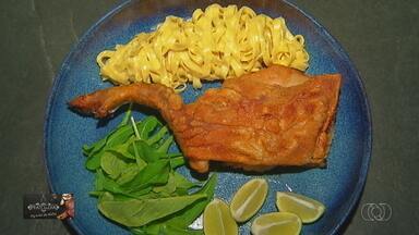 Prato do Dia: Paleta de porco com fettuccine alfredo - Macarrão leva molho cremoso à base de manteiga e queijo ralado.