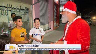 Vestidos de Papai Noel, entregador e motorista de app fazem Natal especial em Sorocaba - Um motorista de aplicativo e um entregador se esforçam para fazer o Natal melhor para quem tem pouco. Resultado: o Papai Noel andou circulando por Sorocaba. Teve quem viu o "bom velhinho" de carro ou em moto. E sempre entregando presentes para as crianças.