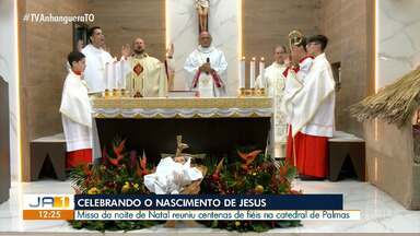 Cristãos católicos celebram o nascimento de Jesus na missa de Natal - Cristãos católicos celebram o nascimento de Jesus na missa de Natal