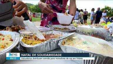 Voluntários distribuem comida para moradores em situação de rua em Vitória - Veja a seguir.