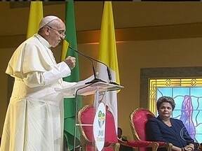 Papa Francisco participa de encontro com autoridades no Palácio da Guanabara - Um sócio do Fluminense entregou uma camisa do Tricolor Carioca para o pontífice. Na sede do governo do RJ, a presidente Dilma Rousseff deu as boas-vindas ao Papa, que também discursou.