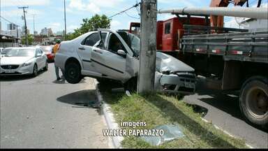 Motorista perde controle de carro e bate num poste em João Pessoa - O acidente foi na Avenida Tancredo Neves.