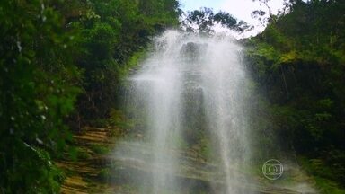 Quedas d’água de 300 metros fazem do Cachoeirão um show da natureza - Área de difícil acesso é um dos recantos mais secretos da Chapada Diamantina. Local tem oito quedas d´água que formam um cenário de sonho.