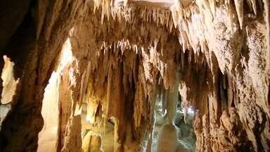 Caverna da Lapa Doce guarda esculturas e lago azul de águas cristalinas - Água da chuva chega à caverna como goteira. Formas que parecem obras de arte foram criadas pela mistura dos pingos d´água com o calcário.