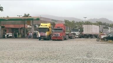 No segundo dia de greve, caminhoneiros bloqueiam quatro pontos em SC - No segundo dia de greve, caminhoneiros bloqueiam quatro pontos em SC