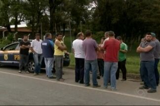 Protesto reúne cerca de 300 caminhoneiros na BR-280, em São Bento do Sul - Manifestações começaram na madrugada de segunda-feira (9).