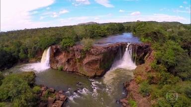 Rio misterioso chamado Farinha corre por um caminho de rochas - Rio forma paisagem impressionante na Chapada das Mesas, onde 130 famílias vivem isoladas num paraíso quase desconhecido.