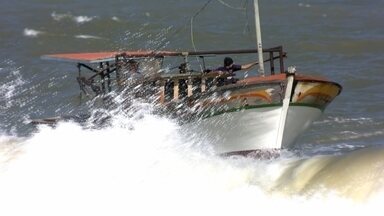 Pesca de trator - Em Macaé, no litoral norte do Rio de Janeiro, os barcos chegam no mar puxados por trator. É a pesca do camarão.