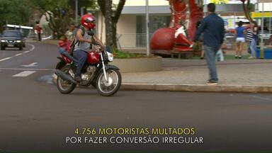 Motoristas continuam virando a esquerda na Avenida Brasil em Cascavel - Desde a revitalização da avenida as conversões a esquerda ficaram proibidas.