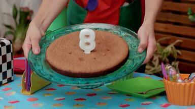 Bolo De Chocolate Sem Farinha - É dia de festa no Tem Criança Na Cozinha. Drico está preparando uma surpresa para seu amigo Bernardo Estrella, e pede ajuda de Lara e Thiago para preparar um delicioso bolo de chocolate sem farinha pra todo mundo poder comer. Enquanto o bolo está no forno, Drico, Lara e Thiago arrumam a hortinha para receber os convidados.