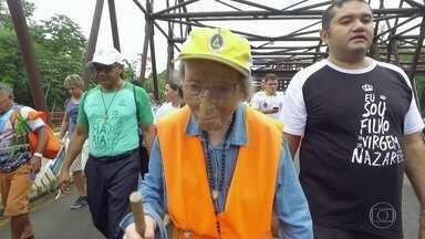 Italiana de 95 anos viaja o mundo a pé em romaria - Quem vê o passo apressado, não imagina a idade da dona das pernas. Aos 95 anos, a italiana Emma Morosini vive na estrada em peregrinação religiosa.