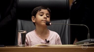 Menino superdotado, de apenas 7 anos, escreve livro e dá palestras por todo o país - Ryan ensina pela internet e também é monitor da turma no colégio: 'Ao invés de ficar me gabando, gosto de ajudar as pessoas'.