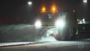 Apesar da neve, esquema sustentável mantém aeroporto de Oslo funcionando - O aeroporto da cidade de Oslo, na Noruega, recebe 25 milhões de pessoas por ano. Dificilmente um voo atrasa, apesar do acúmulo de neve nas pistas e nos aviões. Foi criado um esquema gigantesco e sustentável para limpar a neve.