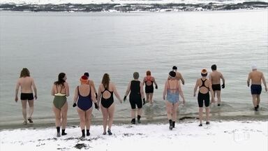 Noruegueses mergulham em água congelante no inverno rigoroso do país - A paixão dos noruegueses pela natureza é tão grande que, mesmo no inverno, eles não dispensam uma praia. Toda sexta-feira, um grupo se encontra na hora do almoço para mergulhar. À noite, amigos se reúnem para um mergulho na água gelado do fiorde.