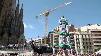 Catalães desafiam a gravidade para montar castelos humanos - Os castelos humanos, conhecidos como 'castellers', é outra tradição catalã. Os participantes fazem filas a partido centro de um grupo. Cada um protege com os braços a pessoa que está à frente. Sobre a multidão, começam a escalar outras pessoas.