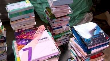 Denúncia: livros didáticos novos estão virando lixo e até papel higiênico em escolas do RS - A equipe do Fantástico fez uma blitz pelo estado para mostrar o tamanho desse desperdício de dinheiro público.