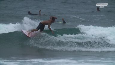 Rotina De Treinos No Havaí - Gabriel Medina viaja para o Havaí com o pai e o preparador físico para fazer os últimos treinos antes do início das competições.