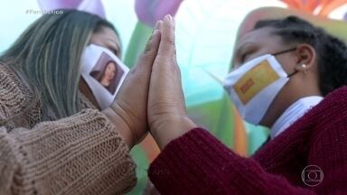 Técnicas de enfermagem se descobrem irmãs em treinamento para Covid-19 - Há dez anos, as duas decidiram, separadamente, fazer um curso para serem técnicas de enfermagem. Atualmente, trabalham no mesmo hospital.