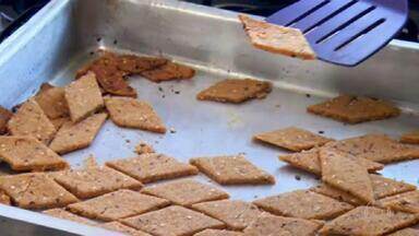 Engenheiro de alimentos inova ao criar o biscoito de arroz e feijão - David Wesley Silva batizou a receita de brasileirinho: ‘Ele é menos calórico porque parte do carboidrato do cereal é substituído pelas proteínas do feijão’, explica.