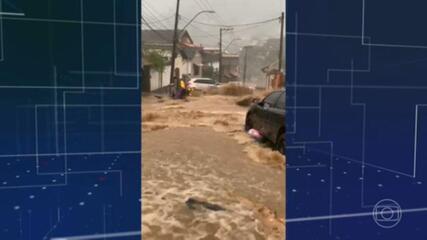 Temporal provoca inundação, enxurrada e queda de barreiras em Petrópolis (RJ)