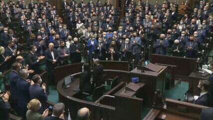 Aplaudido de pé por parlamento polonês, Zelensky fala sobre morte de crianças na Ucrânia