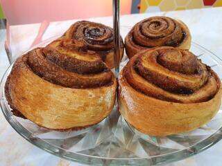 Cinnamon roll é um pãozinho doce de canela que foi criado na Suécia; aprenda