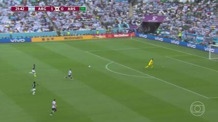 Aos 21 min do 1º tempo - Messi recebe lançamento, marca de chapa, mas é marcado impedimento