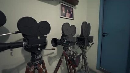 Veja como a tecnologia mudou o jeito de fazer o Globo Repórter, em 50 anos. As câmeras ficaram menores, mais leves e muito mais tecnológicas. As produções eram feitas à mão. Os repórteres cinematográficos Marcel Hollender e Marco Antonio Gonçalves, dos primeiros tempos do programa, mostram relíquias.. 'Globo Repórter', 31/03/2023