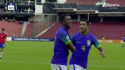 Aos 30' do 1º tempo - Gol do Brasil! Dudu dá uma cavadinha no meio da defesa e deixa Rayan Vitor na cara do gol