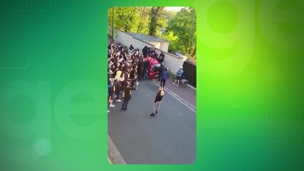 Torcedores do PSG protestam em frente da casa de Neymar