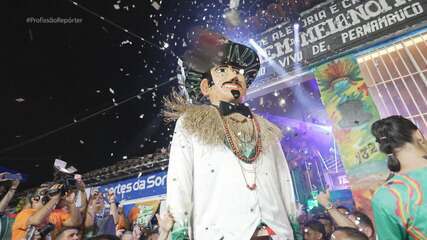 Aglomeração se forma em volta da sede do bloco O Homem da Meia-Noite na noite do desfile em Olinda