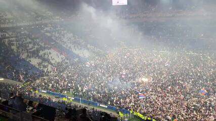 Torcida do Lyon invade gramado após classificação à final da Copa da França