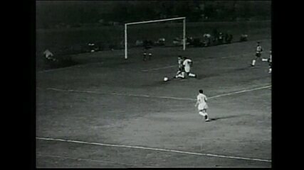 Em 1963, Coutinho fez um dos gols da vitória do Santos contra o Botafogo