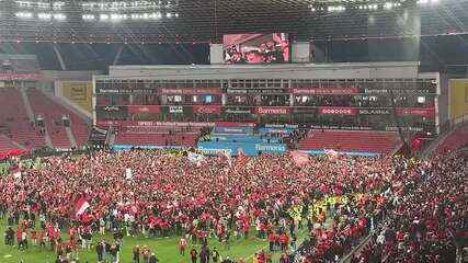 Veja festa do título do Bayer Leverkusen em campo e no vestiário