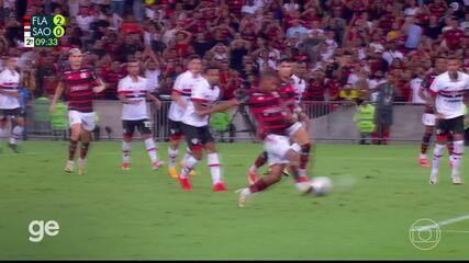 Aos 8 min do 2º tempo - gol de dentro da área de Nicolas de la Cruz do Flamengo contra o São Paulo