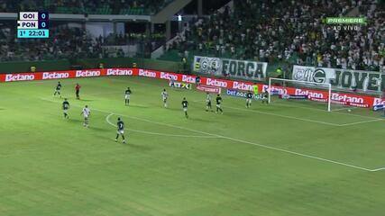 Aos 21 min do 1º tempo - finalização certa de Jeh da Ponte Preta contra o Goiás