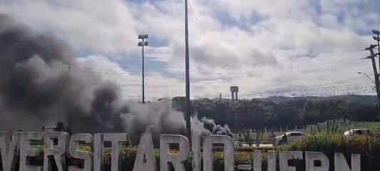 Em greve, servidores da UFRN fazem protesto no campus da instituição em Natal