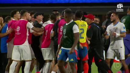 Jogadores de Uruguai e Colômbia discutem no gramado; confusão se estende para a torcida