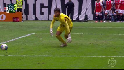 Aos 19 min do 2º tempo - chute de fora da área defendido de Luciano do São Paulo contra o Atlético-MG