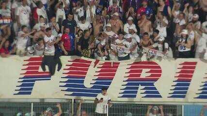 Tcheco joga troféu para a torcida do Paraná Clube