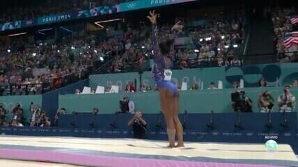 Simone Biles acerta salto difícil e tira 15.766