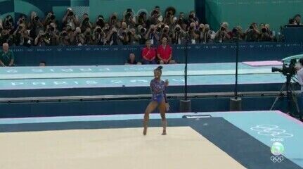 Simone Biles fecha com 15.066 no solo é ouro no individual geral